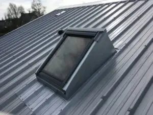 Costieres VELUX bac acier avec correction de pente